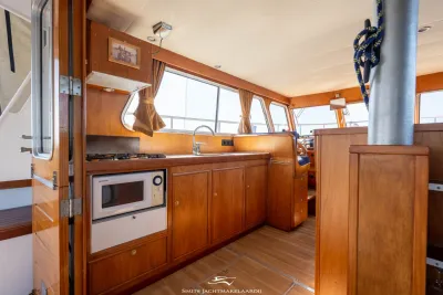 interieur kombuis en stuurhut van boot