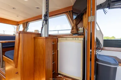 interieur van houten kajuit met koelkast