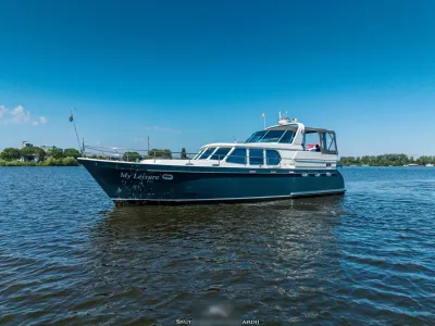 motorjacht op rustig water