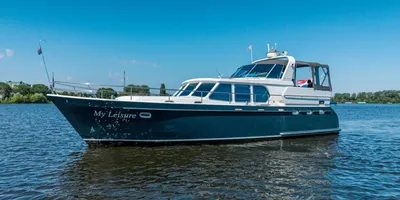 motorjacht op rustig water