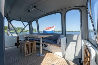 kuip met tafel en zitbank