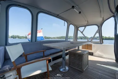 kuip met zithoek, tafel en uitzicht