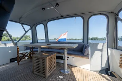 interieur van kuip met tafel en banken
