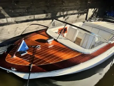 houten klassieker sloep aangemeerd