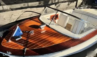 houten speedboot bij steiger