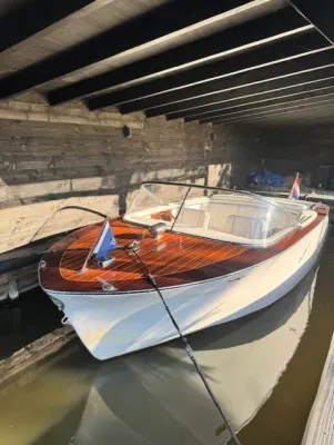 houten speedboot in botenhuis