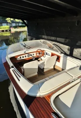 houten motorboot in boothuis