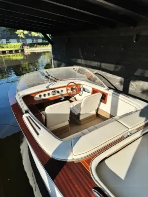 houten speedboot in botenhuis
