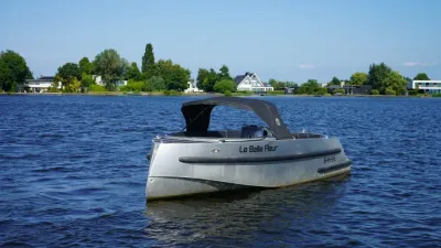 kleine aluminium tender op het water