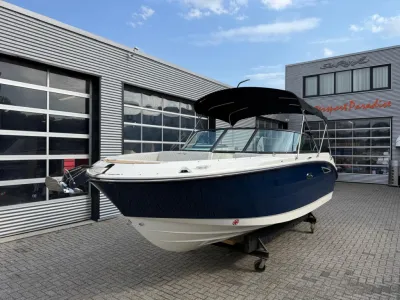 bowrider buiten bij showroom