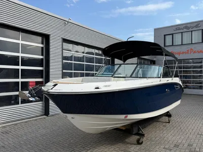 blauw-witte boot buiten voor bedrijfspand