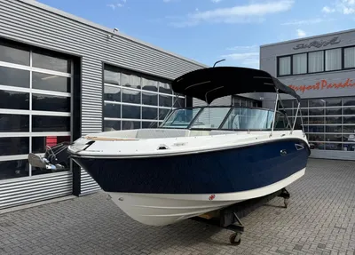 bowrider buiten bij showroom