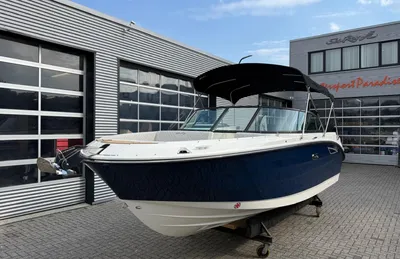 motorboot in showroom
