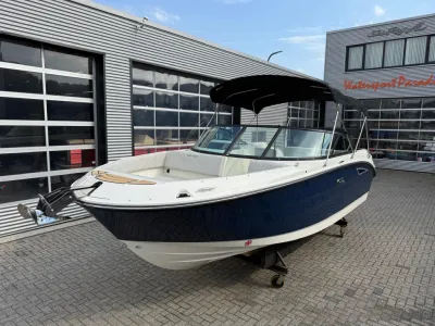 blauw-witte boot buiten bij showroom
