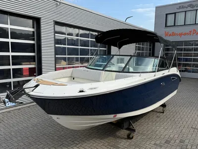 boot gestald op bokken voor een bedrijfspand
