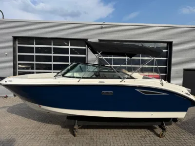 blauwe boot op bok voor bedrijfsgebouw