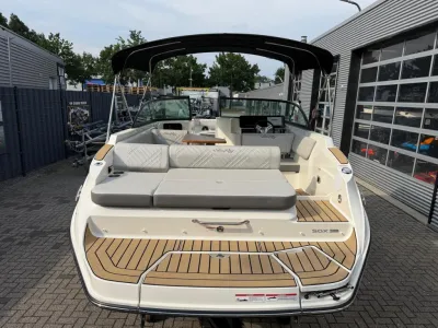 achteraanzicht van boot op parkeerplaats