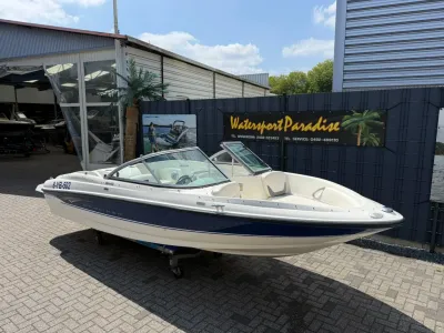sportboot op trailer bij showroom