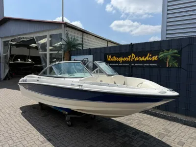 open sportboot op trailer bij showroom