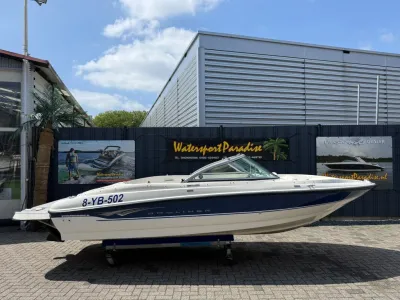 Sportboot op trailer bij showroom