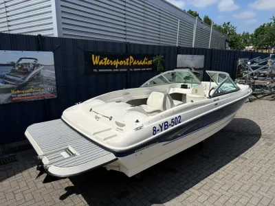 bowrider sportboot buiten bij showroom