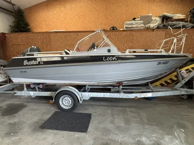 aluminium boot op trailer in hal
