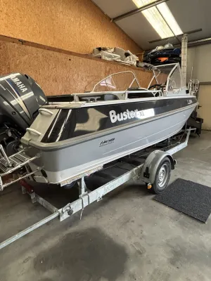 aluminium boot op trailer in hal