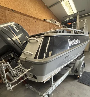aluminium motorboot op trailer in hal