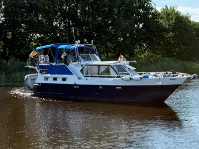 motorjacht op rivier