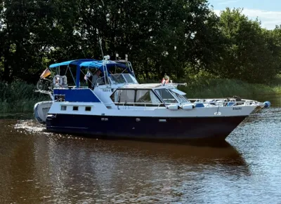 motorjacht op rivier