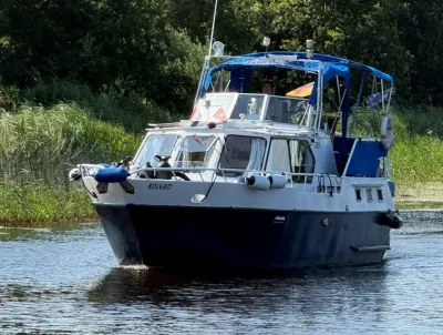 motorjacht op binnenwater