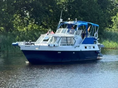 motorjacht op water bij boombegroeiing