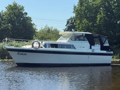 witte motorkruiser op binnenwater