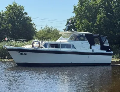 witte motorkruiser op binnenwater