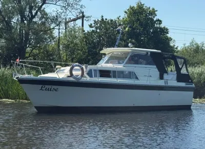 motorkruiser op rustig water