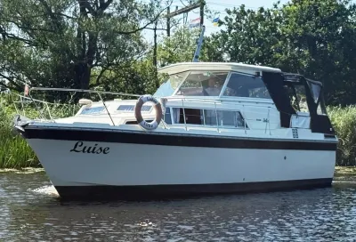 motorboot op binnenwater bij riet