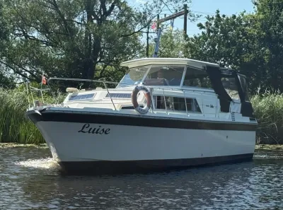 motorkruiser in rustig water