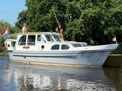 motorjacht op water met bomen op achtergrond