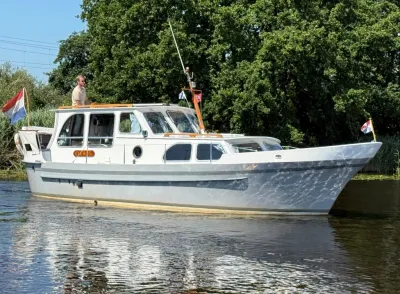 motorjacht op water met bomen op achtergrond