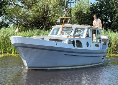 motorjacht op het water bij rietkraag