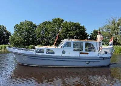 witte motorboot op rustig water