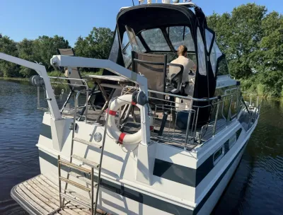 achteraanzicht van motorjacht aan rivier