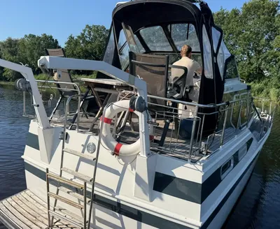 achterkant van motorjacht in het water