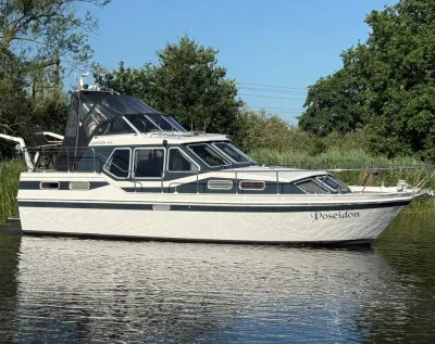 motorjacht in profiel op stil water