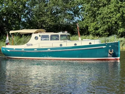 motorboot op water met bomen