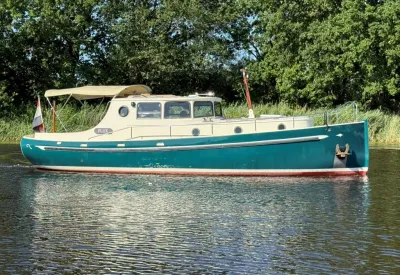 motorboot op water met bomen