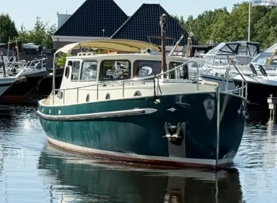 groene motorboot in jachthaven