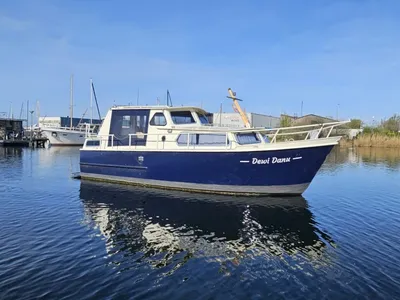 motorboot bij jachthaven op rustig water