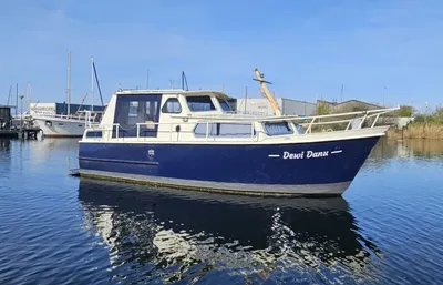 motorboot bij jachthaven op rustig water