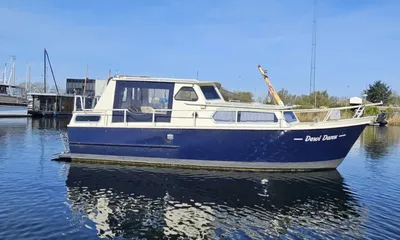 motorboot in water bij de haven